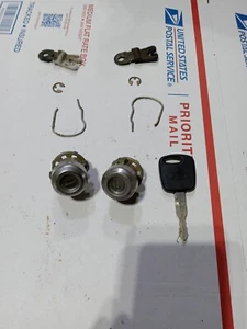 1998-07 FORD F250 F350 DOOR CYLINDER LOCK & KEY FRONT LEFT & RIGHT SIDE - Picture 1 of 6