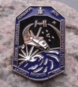 NASA Space Shuttle Mission STS 126 Endeavour ISS Assembly Launch Team Pin Badge - Picture 1 of 2