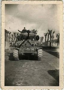 PHOTO ANCIENNE - VINTAGE SNAPSHOT - MILITAIRE CHAR CASERNE - MILITARY TANK 1 - Foto 1 di 2