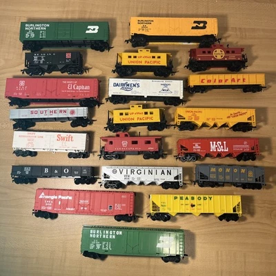 HO SCALE TRAIN CARS - LOT OF 20 - Image 1 of 4