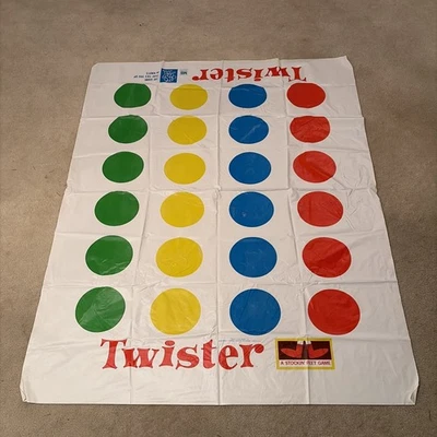 Tapete de substituição Twister Game Milton Bradley verde amarelo azul círculos vermelhos; 1966 - Imagem 1 de 4