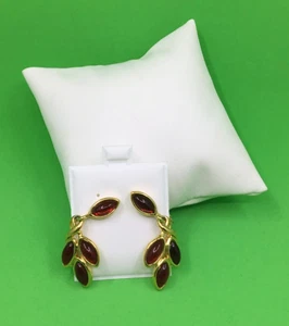 Vintage signierte Trifari goldfarbene rote Faux Cabochons Ohrhänger Clip-On Ohrringe - Bild 1 von 3