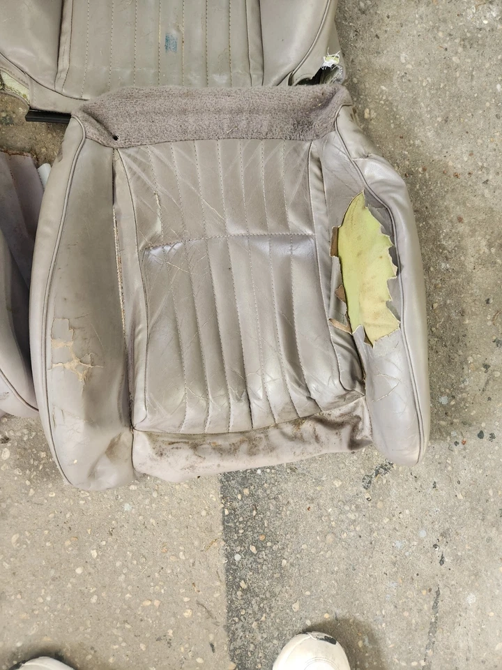 Ford Mustang GT 1990 OEM lado izquierdo del conductor delantero inferior cubierta de asiento cuero usado  Foto 1 de 2