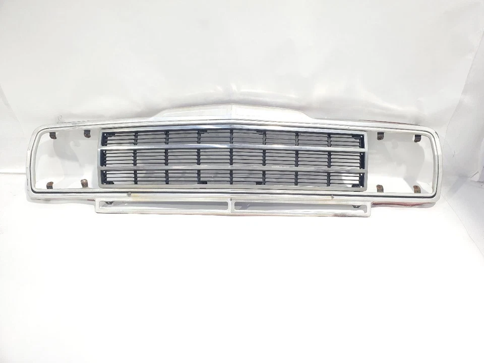 1986 1987 1988 1989 1990 1991 Jeep Grand Wagoneer OEM Grille  - Image 1 of 4