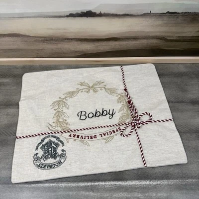 Funda de almohada Pottery Barn Teen Harry Potter Hedwig Post Carta Monograma Defecto OB Foto 1 de 4