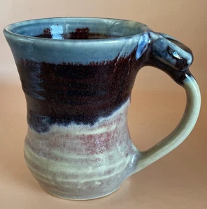 Studio Art Pottery Kaffeetasse blau blau, beige. Rosa Tropfglasur Daumenauflage - Bild 1 von 9