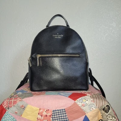 Mochila Kate Spade Negra Perry Pequeña Negra Informal Collage Usada en Excelente Condición Foto 1 de 4