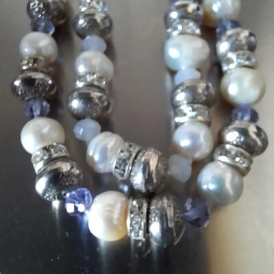 COLLANA LUNGA PERLE FIUME E ARGENTO 925, CON PERLE LILLA E BIANCHE, ELEGANTE - Immagine 1 di 4