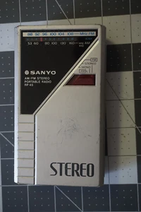 Radio d'epoca portatile AM/FM RP-45 stile walkman Sanyo ~ TESTATA/FUNZIONANTE - Foto 1 di 3