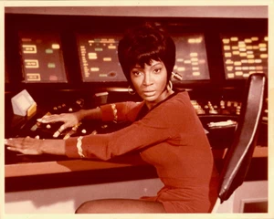 Foto de prensa del teniente Uhra Nichelle Nichols de la década de 1960 - color 8x10 Star Trek - Imagen 1 de 1