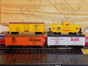 HO Set/4 Lifelike 36' Reefer, 36' Reefer, 36' Reefer, WV Caboose (050507) - Picture 1 of 7
