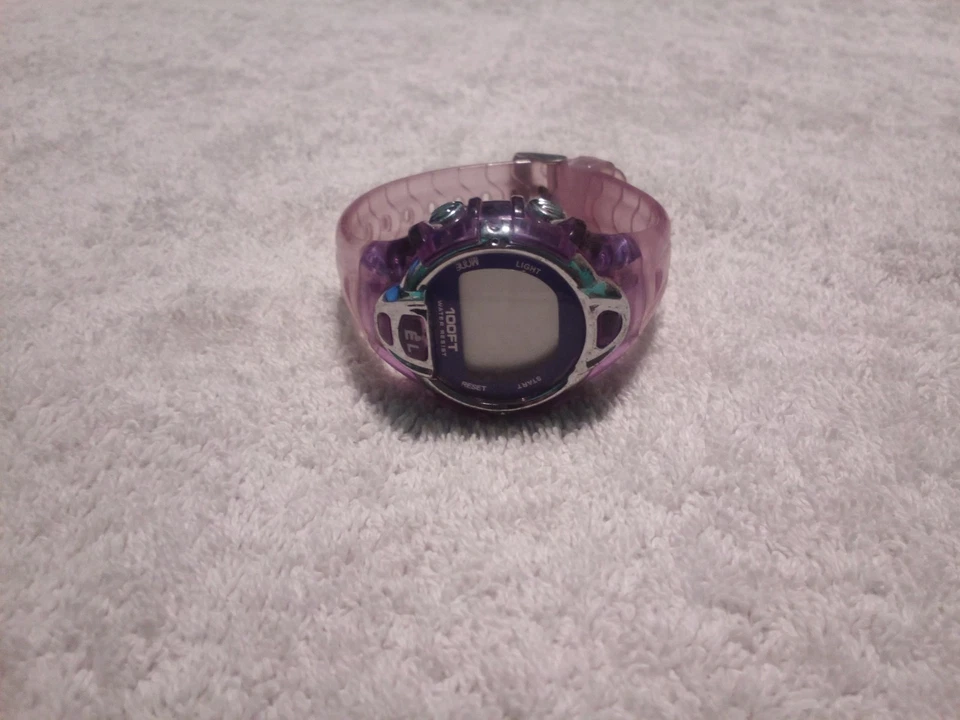 Reloj deportivo digital WR 100 FT púrpura Foto 1 de 1