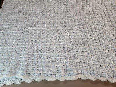 Manta bebé vintage hecha a mano de ganchillo borde festoneado azul y blanco Foto 1 de 3