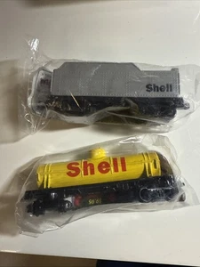 Lote de 2 vagones de tren Atlas Shell vagón de carbón y camión cisterna sellado nuevo de stock - Imagen 1 de 2