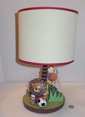 KidsLine LÁMPARA Soccor León y Baloncesto Mono Base y Sombra Niños Línea Habitación Deportiva  Foto 1 de 4