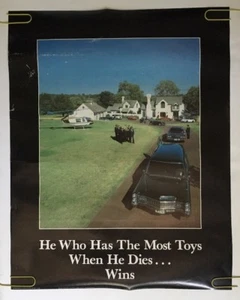 Er mit den meisten Spielzeugen stirbt gewinnt Vintage Pin-Up Poster Limousine Hubschrauber Villa - Bild 1 von 12