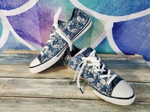 bobs tennis shoes with dogs