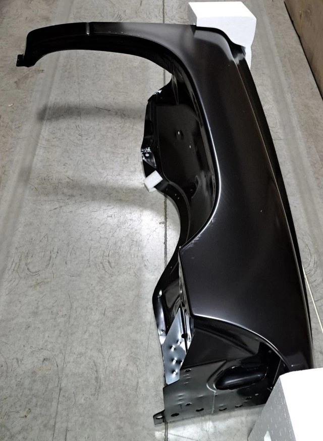 Guardabarros derecho Mopar original 55255030AF Foto 1 de 4