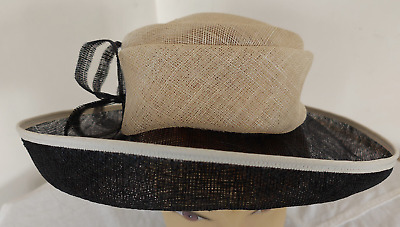 Cappello Di Paglia Nero E Crema Con Decorazione In Paglia • 5.75€