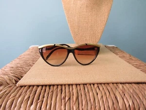 One Size Unbranded Black Sunglasses Gold Trim Simple Lightweight Womens - Picture 1 of 6