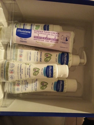 Mustela Set de Regalo para Llegada de Recién Nacido - Cuidado de la Piel del Bebé y Esenciales para el Baño, 5 Artículos Foto 1 de 4