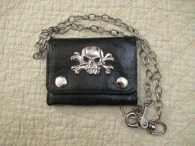 Cartera Tríptica Calavera y Huesos Cruzados Negra con Cadenas y Cierre a Presión Foto 1 de 4