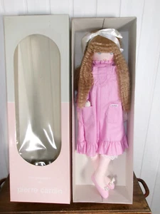 POUPEE chiffon BOITE D'ORIGINE 60cm Mundia PARIS PIERRE CARDIN brune tenue rose - Picture 1 of 4