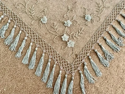 Flecos y borlas con cuentas florales de ganchillo gris nuevo Foto 1 de 4