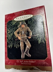 Hallmark Keepsake ornamento G.I. Joe Action Solider, placas de identificación nuevas con daños en caja - Imagen 1 de 3