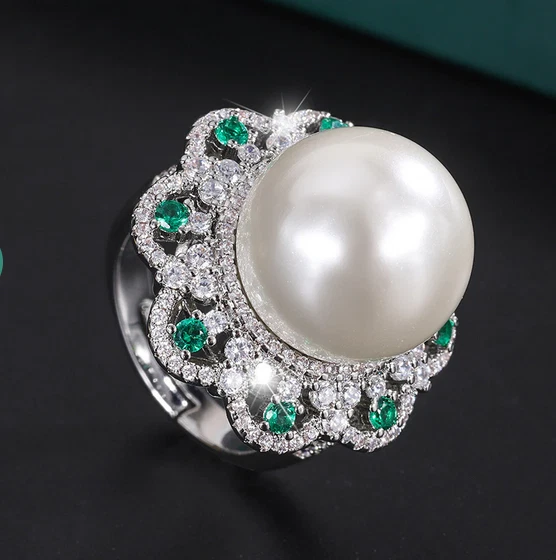 Enorme anillo flor blanco roto forma redonda perla, esmeraldas verdes y diamantes blancos Foto 1 de 4