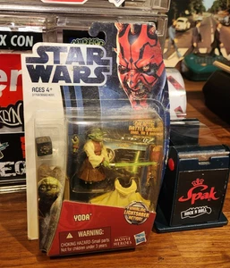 Figura de acción Hasbro Star Wars Galactic Battle Game Yoda 2012 con sable de luz - Imagen 1 de 5