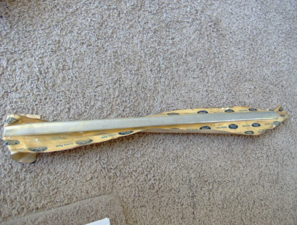 Ford Galaxie XL 500 1971 1972 72 2 puertas NOS parabrisas moldura lateral derecha Foto 1 de 1