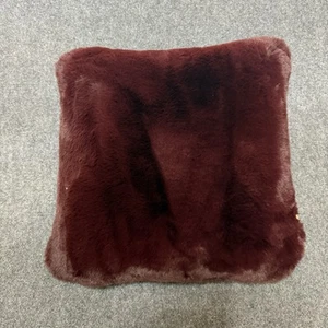 Almohada cuadrada de 30”X 30” UGG® de piel sintética púrpura berenjena - Imagen 1 de 6