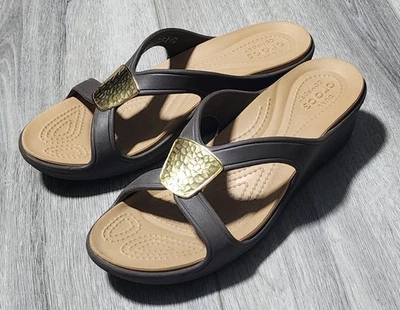 Сандалии Crocs Sanrah кованные металлические на танкетке коричневые с золотистым медальоном - Изображение 1 из 4