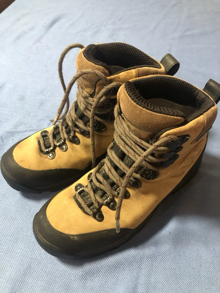 Women’s Montrail Hiking Boots Size 7.5 - Image 1 of 4