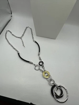 "Collar asimétrico de eslabones circulares negros y amarillos de Viennois tono plata 34-36""" Foto 1 de 4