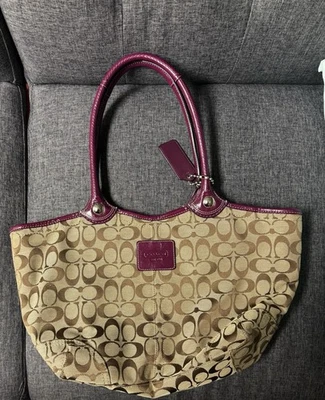 Bolso de Mano Coach Signature a Rayas F14885 - Borde de Patente Ciruela Foto 1 de 3