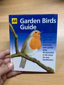 LIBRO ILUSTRADO DE TAPA DURA PEQUEÑO "AA THE GARDEN BIRDS GUIDE" (LL) - Imagen 1 de 14