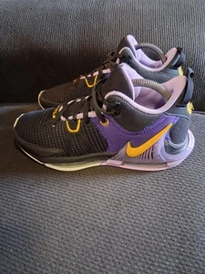 Nike LeBron Witness 7 Basketball Shoes DM1123 002 Purple Lakers 2002 Sz 7.5 - Picture 1 of 8