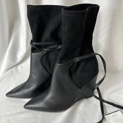 Botas para mujer GUESS con correa al tobillo tacón de cuña punta de cuero y gamuza talla 7” Foto 1 de 4