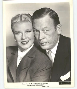 Foto de prensa 1952 de los actores Ginger Rogers y Fred Allen "No estamos casados" - Imagen 1 de 2