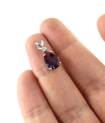 Colgante de diamantes naturales de alejandrita de 2,5 quilates de oro blanco de 14 quilates en forma de lágrima de pera Foto 1 de 4