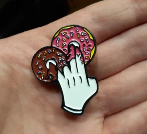 SPILLA CIAMBELLA SHOCKER Two in the Pink One n da Puzzolente Adulto Sex Humor Smalto Pinback - Foto 1 di 2