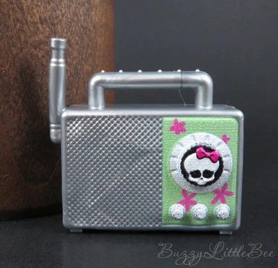 Venus McFlytrap Self-Scare Secrets Small Portable Radio Monster High Doll G3 - Image 1 of 4
