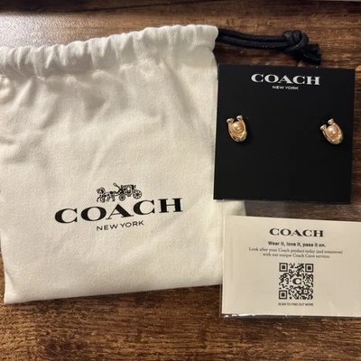 Brincos Coach C ouro com pérola rosa novos em folha com bolsa de presente papelada - Imagem 1 de 4
