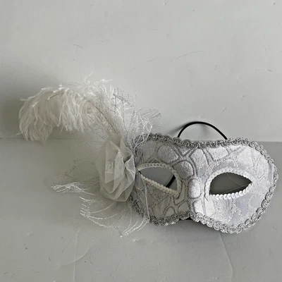 Media Mascarada Máscara Facial Mardi Gras Pluma Blanco Plata Fiesta Nueva Orleans Foto 1 de 4