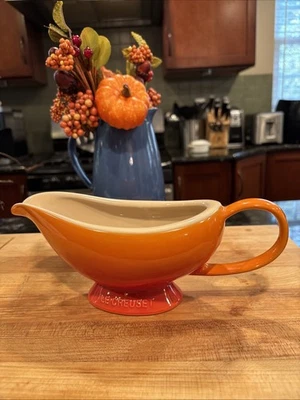 Le Creuset Heritage Gravy Boat Flame 16 OZ nuevo con etiquetas Foto 1 de 4