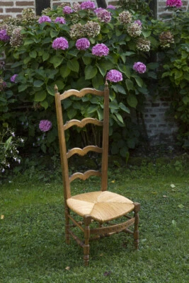 chaise paillée à haut dossier en bois fruitier ancienne XIXe  - Photo 1/4