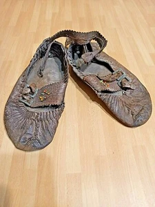 Zapatos antiguos ucranianos Hutsul de cuero. Principios del siglo XX. Área de polonia. - Imagen 1 de 12