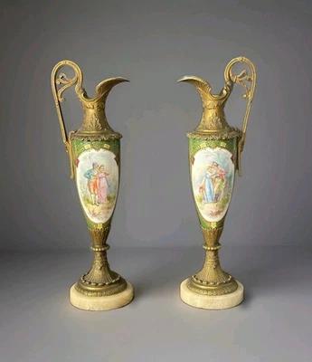 Par de vasos de porcelana pintados à mão estilo francês Sevres com suportes de bronze 15,5" - Imagem 1 de 4